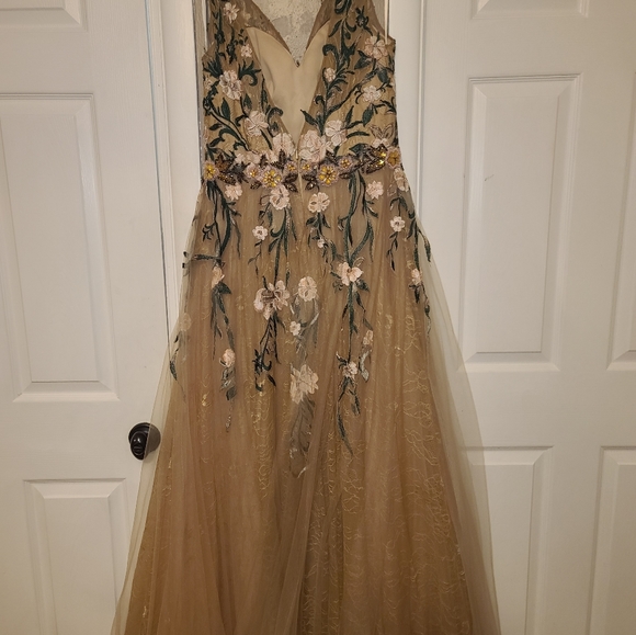 Mac Duggal Dress. - Picture 5 of 5